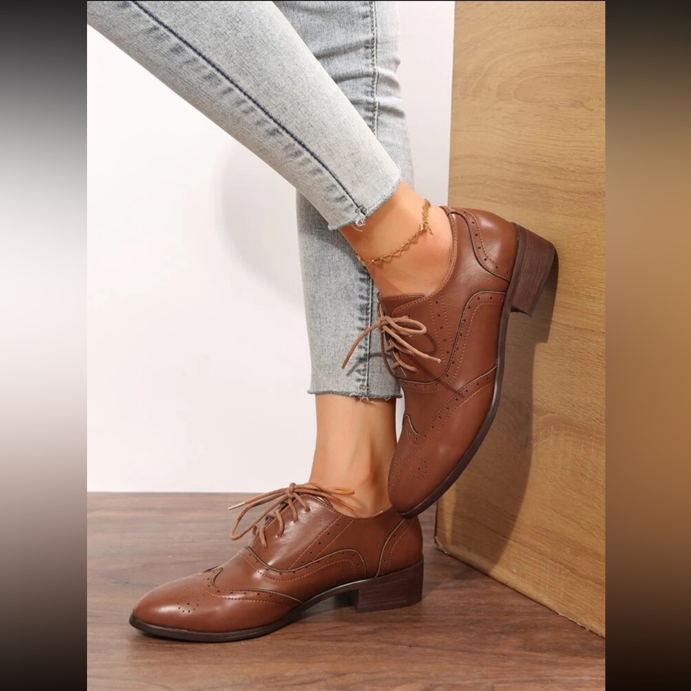 Women’s Lace Up Oxford Style Shoes - Picture 2 of 4